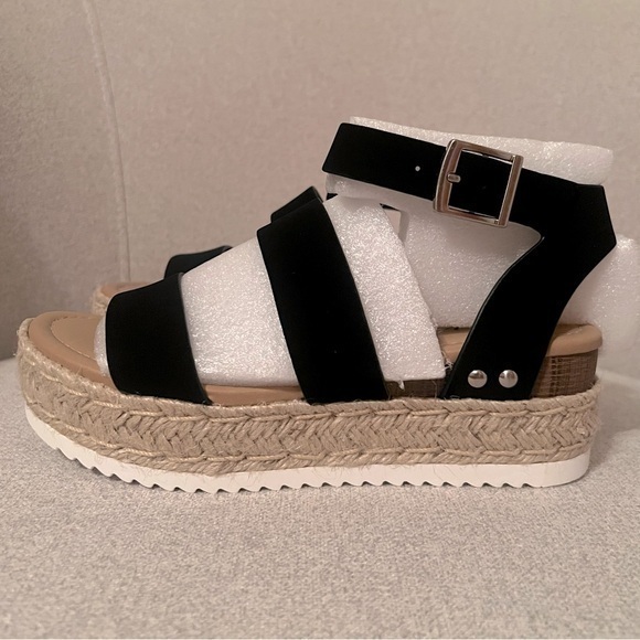 Soda Shoes - Soda “Bryce” black strappy sandals size 6.5 NWOB